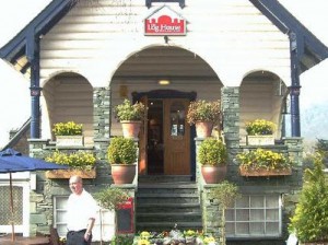 comer_lake Restaurante The Log House, inspirado en las cabañas noruegas, esta situado en Ambleside, Inglaterra.